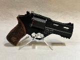 Chiappa Firearms Rhino 40 DS Revolver de 6 coups en 357 Magnum. particularit le canon de 4 pouces est en bas, soit dans l'axe de la main, c'est un peu comme le Mateba mais plus moderne. Vendu avec sa bote...