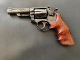 Smith & Wesson 19-4 Trs joli revolver en 357 Magnum, six coups, canon de 4 pouces, double action dtente large et strie, chien large, vise micromtrique, crosse Hogue en...