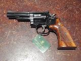 Smith & Wesson 19-4 Trs joli revolver en 357 Magnum, six coups, canon de 4 pouces, double action, chien large, vise micromtrique, crosse d'origine en bois, arme vendue dans sa bote d'origine (carton...
