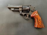 Smith & Wesson 28-2 Trs joli revolver aussi nomm ''Highway Patrolman'', une raret dans nos contres, en 357 Magnum, six coups, canon de 4 pouces, double action, vise micromtrique, crosse en bois...