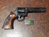 Smith & Wesson 586 Certainement une des plus belle silhouette de revolver, ici un 586-3, canon lourd de 6 pouces, ici dcore d'origine, vise micro, double...