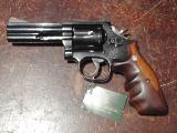 Smith & Wesson 586 Certainement une des plus belle silhouette de revolver, canon lourd de 4 pouces, crosse bois, vis...