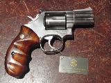 Smith & Wesson 686-3 Revolver de six coups avec un canon lourd mais pas trs long, double action, hausse micromtrique, crosses en bois, tout...