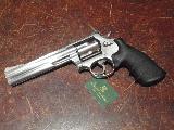 Smith & Wesson 686 Le classique 686 de S&W mais avec 7 coups et un canon de 6 pouces, double action, dtente large et strie, chien large, crosses caoutchouc noir d'origine, vise micro, tout...